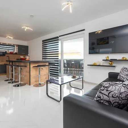 De Luxe Three Bedroom With Hot-tub 비르