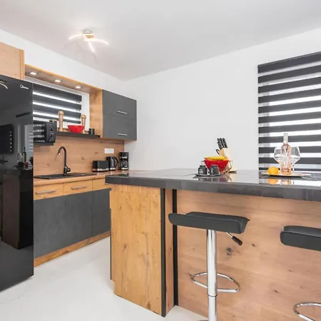 De Luxe Three Bedroom With Hot-tub * 비르