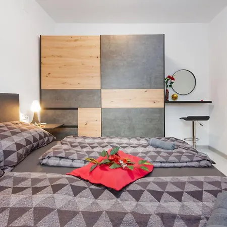 아파트 De Luxe Three Bedroom With Hot-tub 비르