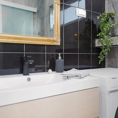 De Luxe Three Bedroom With Hot-tub 아파트 비르