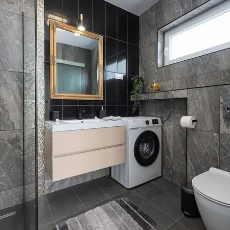 De Luxe Three Bedroom With Hot-tub 아파트