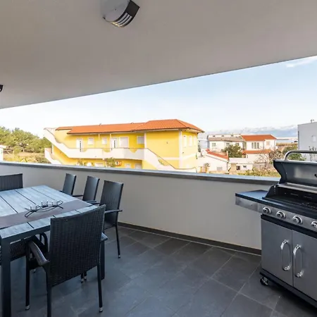 De Luxe Three Bedroom With Hot-tub 아파트 *
