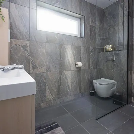 아파트 De Luxe Three Bedroom With Hot-tub