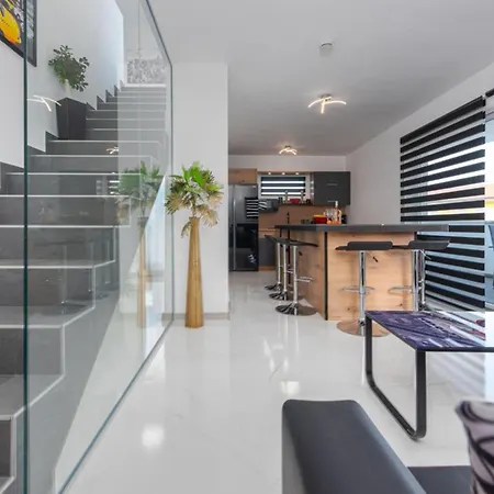 아파트 De Luxe Three Bedroom With Hot-tub *