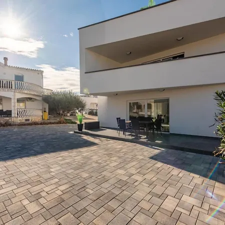 De Luxe Three Bedroom With Hot-tub