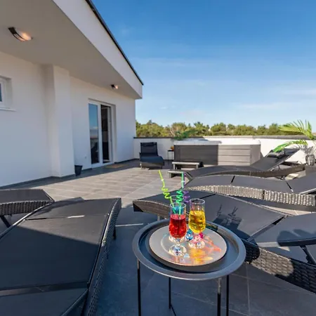 아파트 De Luxe Three Bedroom With Hot-tub