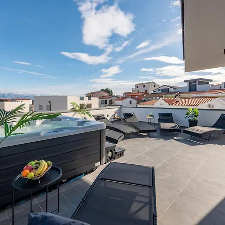 아파트 De Luxe Three Bedroom With Hot-tub *