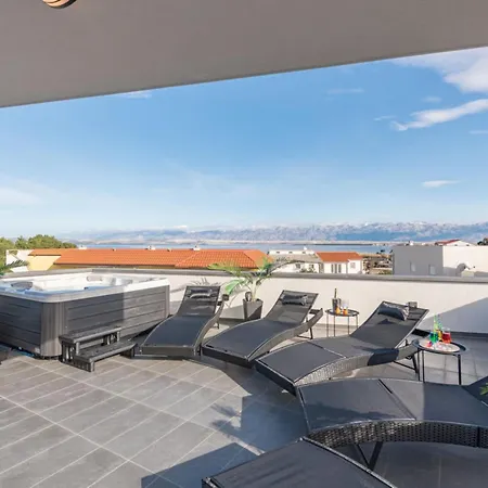 De Luxe Three Bedroom With Hot-tub *