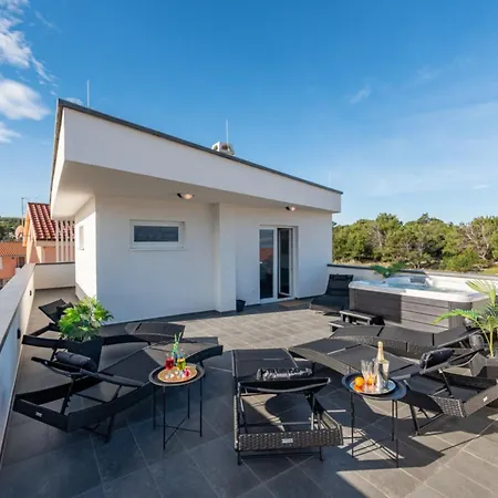 De Luxe Three Bedroom With Hot-tub 아파트 비르